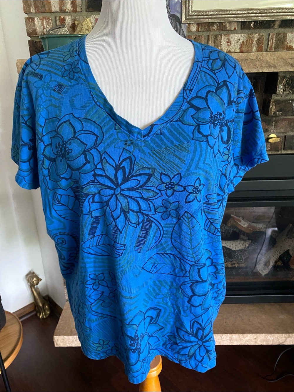 PRAIRIE COTTON 100% cotton blue, black and green floral patterned top. Beautiful